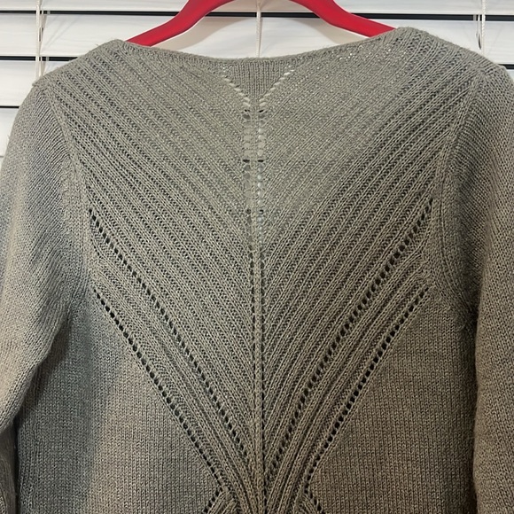 Merona V-Neck Gray Sweater with detailed stitching on rear. Size Small. - Picture 4 of 9